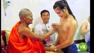 Nhà sư Thái Lan bị chỉ trích vì ‘sờ ngực’ phụ nữ