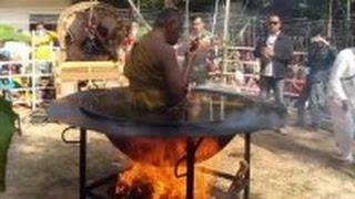 Nhà sư Thái Lan tự "nấu" mình trong chảo lửa